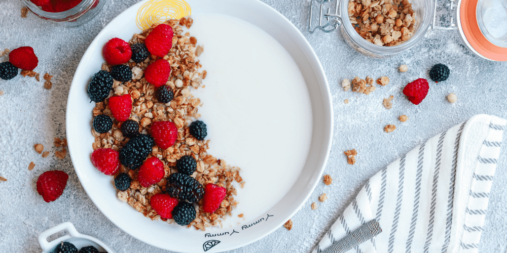 A bowl of mixed berries and granola, a healthy and delicious breakfast option.