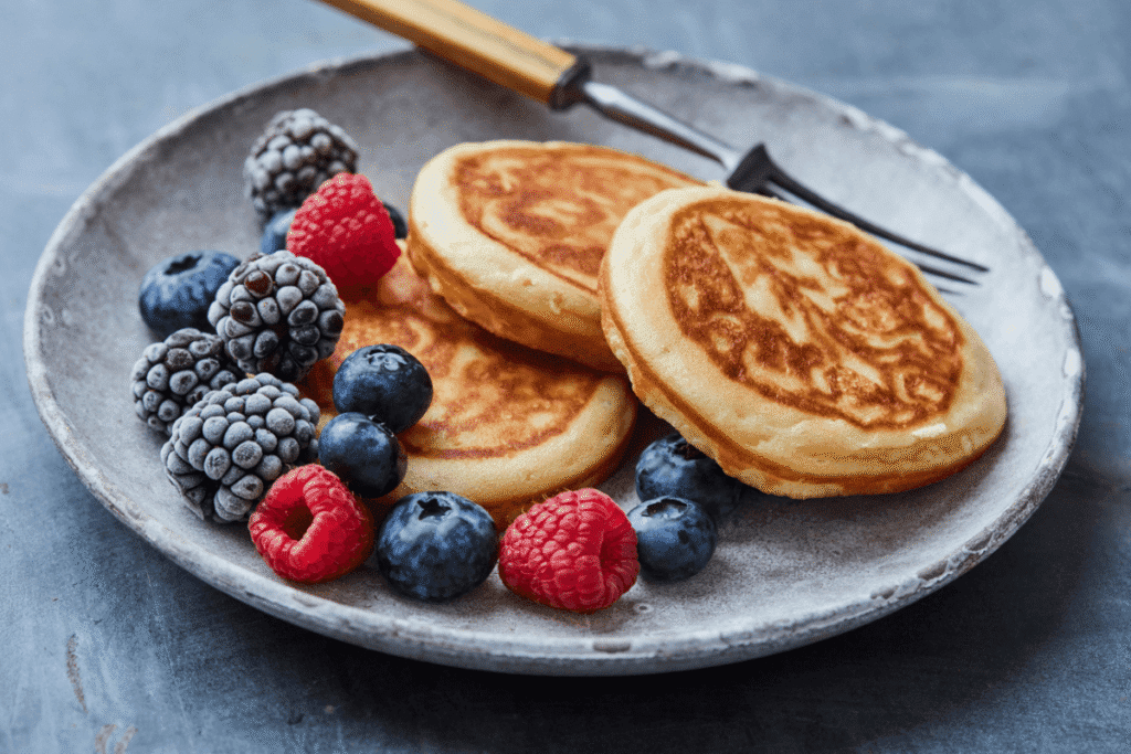 Protein pancakes topped with berries – healthy high-protein breakfast