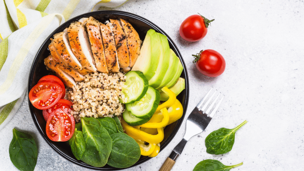 Grilled chicken quinoa bowl with avocado, tomatoes, and spinach – anti-inflammatory and energizing meal