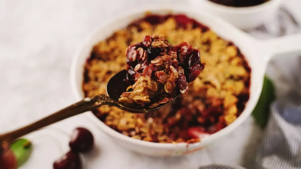 Cherry baked oats in a white dish – easy high-protein breakfast with oats, banana, and berries