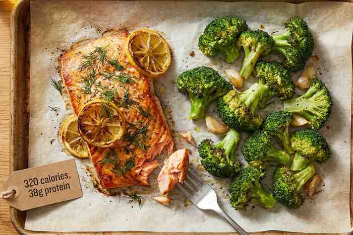 Lemon herb salmon with roasted broccoli, 320 calorie weight loss dinner
