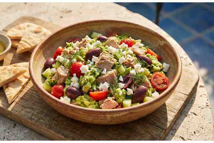 Tuna avocado salad no mayo close-up showing creamy texture without mayonnaise